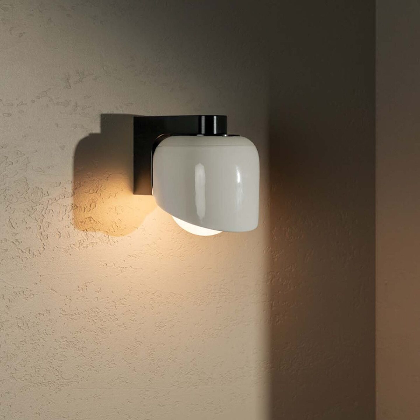 Terra 0.5 Wall Light Vanilla, Brushed Black